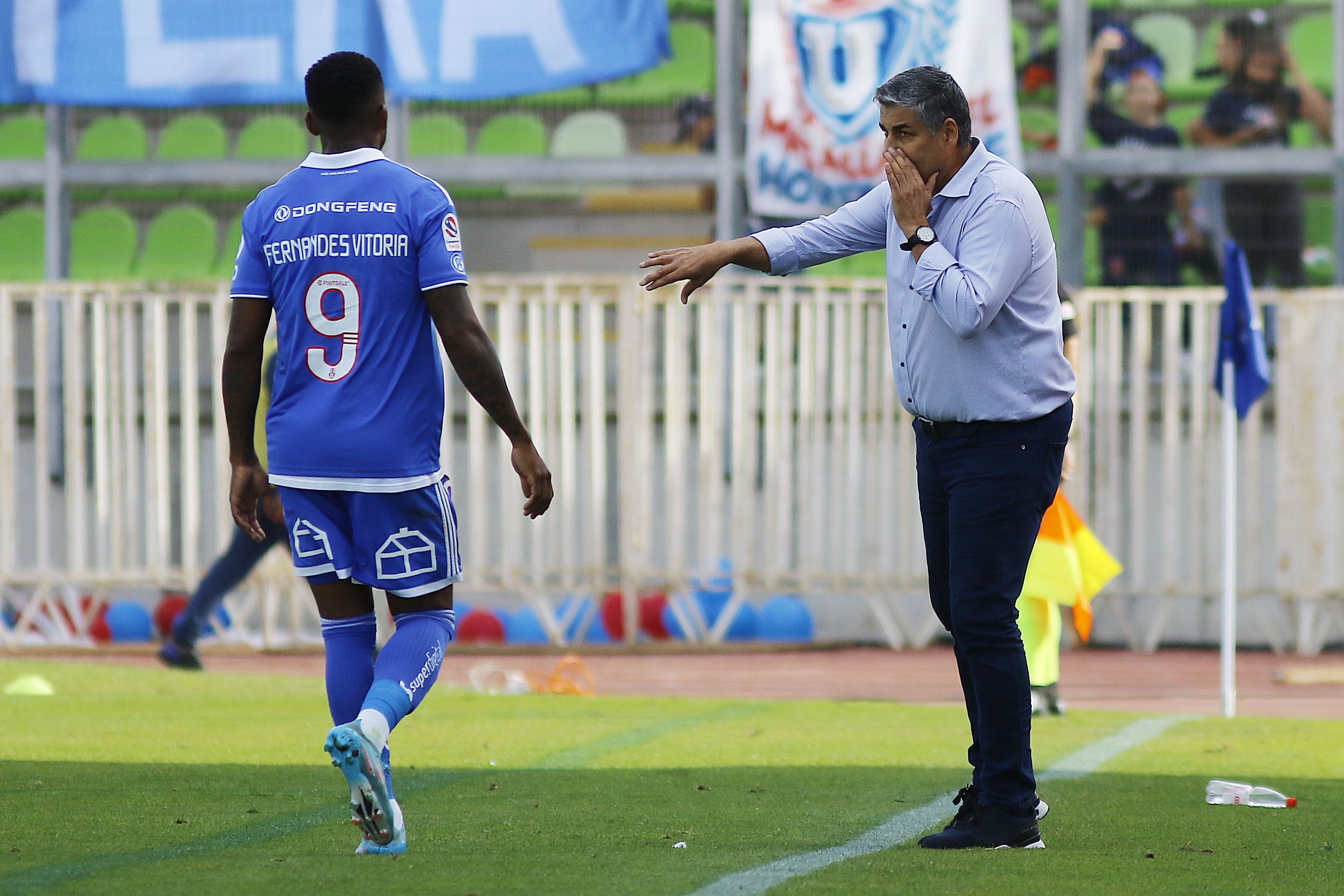 27 DE MARZO DE 2022/VALPARAISO
El director tecnico de Universidad de Chile, Santiago Escobar (d) entrega instrucciones a Junior Fernandes (i), durante el partido pendiente de la fecha 6 del Campeonato Nacional AFP PlanVital 2022, entre Universidad de Chile y Union Espanola, disputado en el Estadio Elias Figueroa Brander de Valparaíso.
FOTO: LEONARDO RUBILAR CHANDIA/AGENCIAUNO