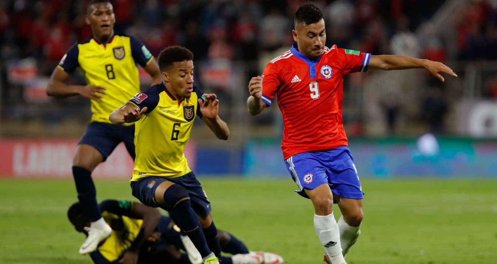 Byron Castillo enfrenta a Jean Meneses en el duelo entre Chile y Ecuador.