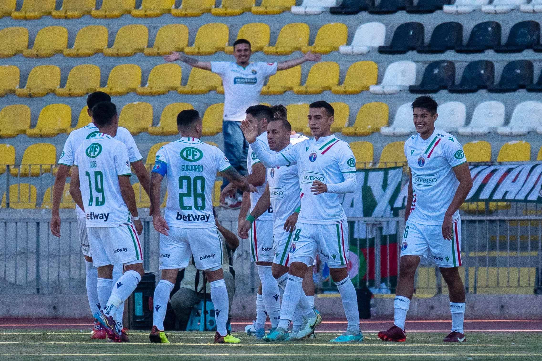 Un hincha solitario parece sumarse al festejo del gol de Audax Italiano. Para su tristeza, Coquimbo Unido dio vuelta el partido.