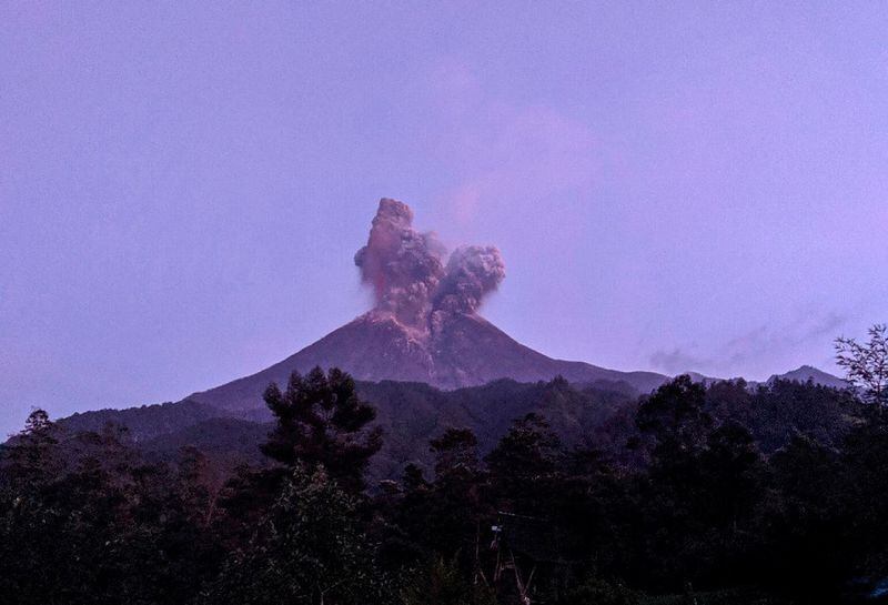 El volc n Merapi  expulsa columnas de  cenizas y provoca el 