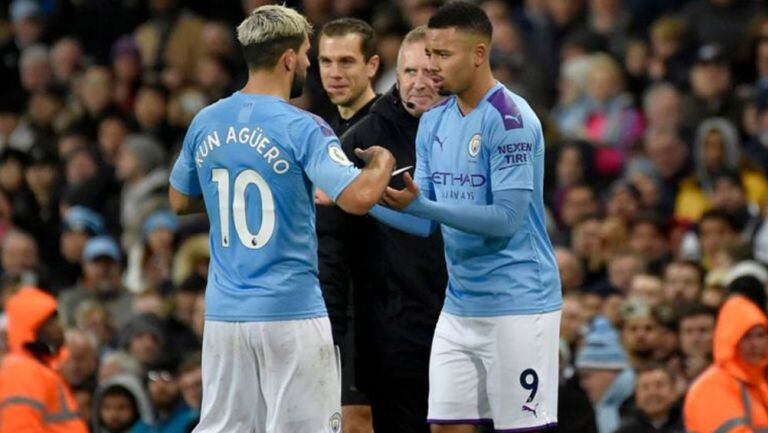 Sergio Agüero abandona la cancha en un partido del Manchester City.