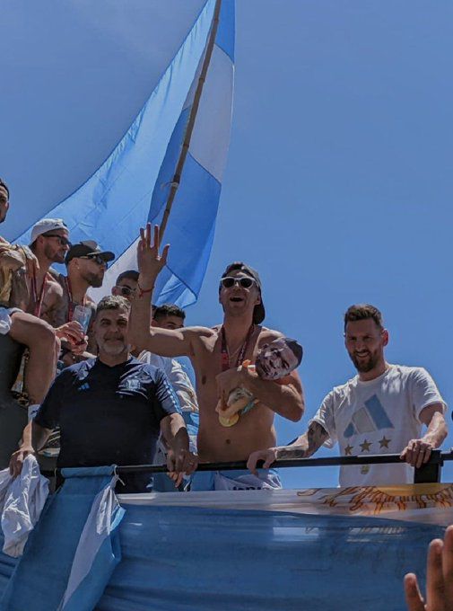 Emiliano Martínez festejó en Argentina con un muñeco de Kylian Mbappé.