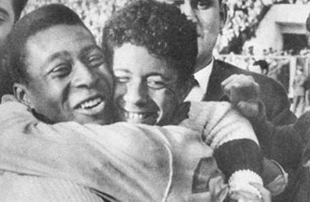 Pelé festeja junto a Amarildo, después de uno de los partidos del Mundial de 1962. FOTO: FIFA.COM.