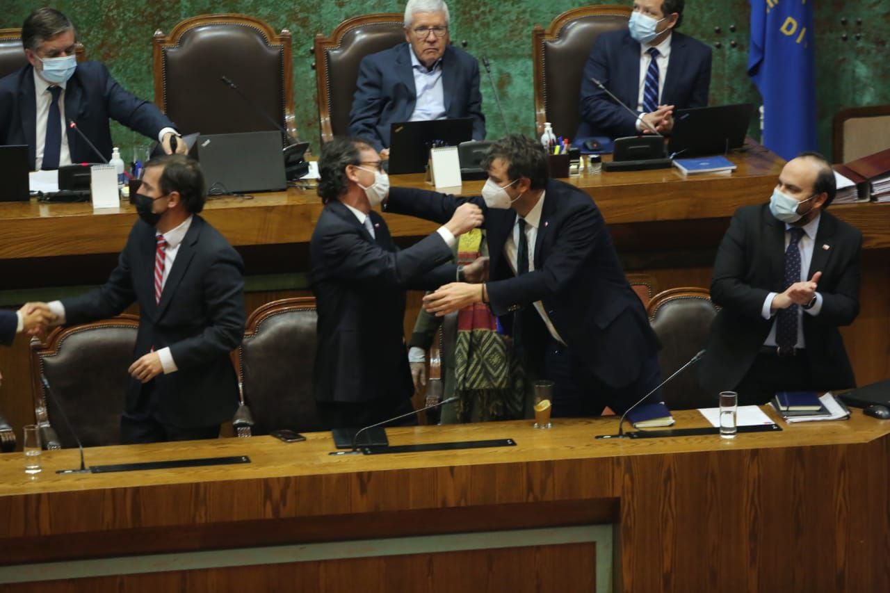 Los ministro Figueroa y Ossa celebrando el rechazo de la acusación.