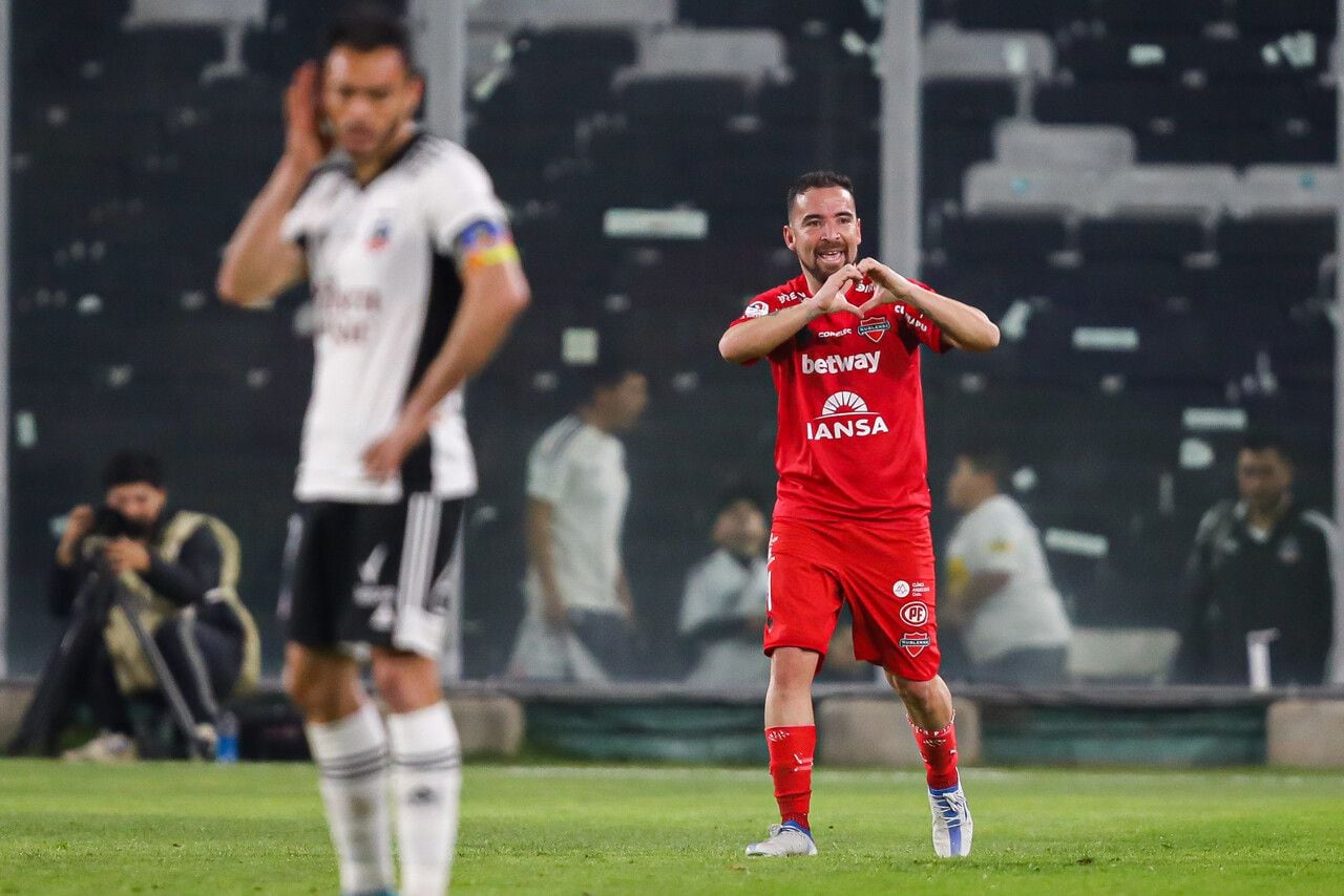 Fernando Cordero festeja el gol de tiro libre que le anotó a Colo Colo