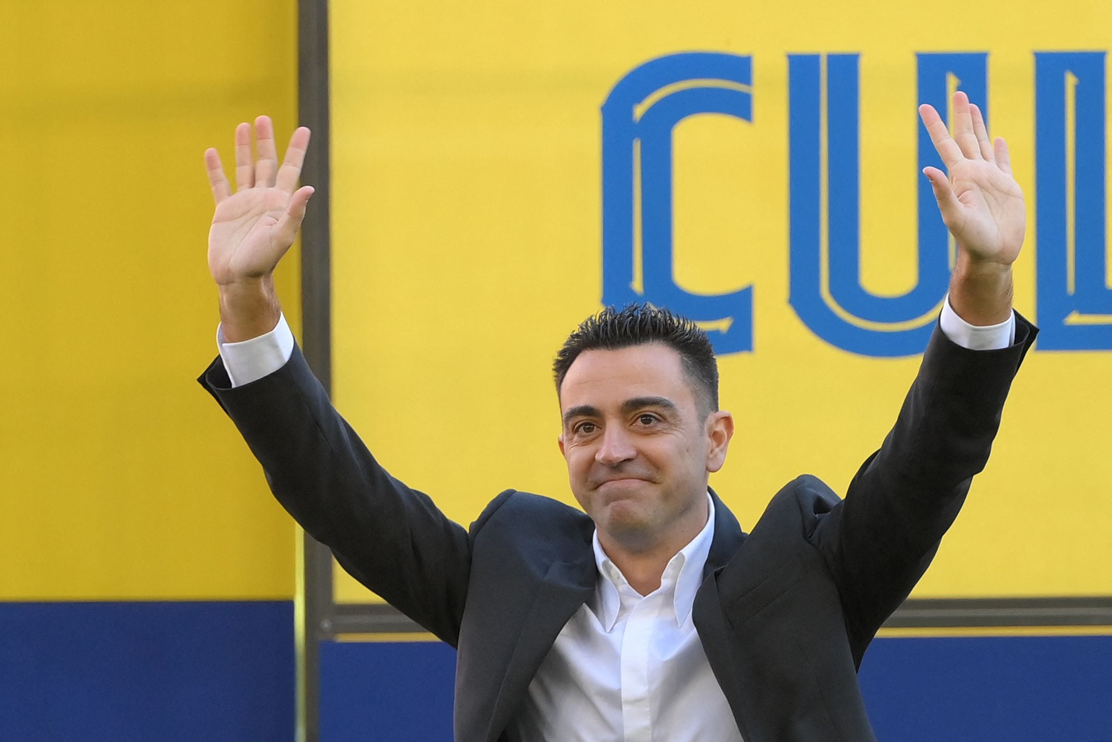 Xavi saluda a la afición en el Camp Nou