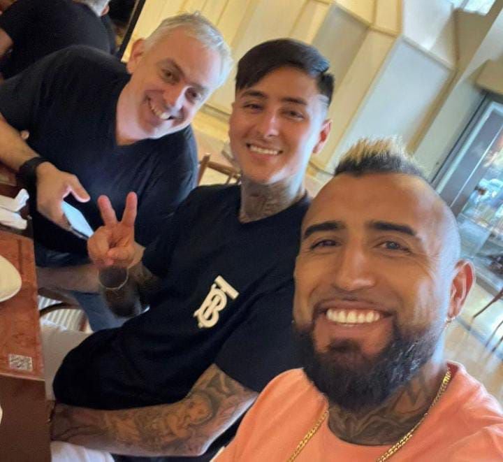 Vidal, junto a Felicevich y Pulgar. FOTO: @Kingarturo23oficial / Instagram.