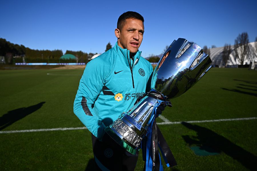 Alexis Sánchez posa con la Supercopa italiana