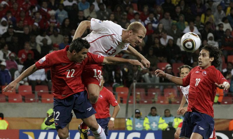 Esteban Paredes disputa un balón aéreo en el duelo entre Chile y Suiza, por el Mundial de Sudáfrica.