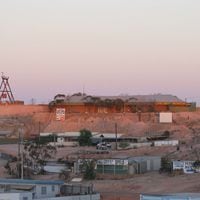 Cómo es vivir en Coober Pedy, el pueblo australiano desértico que está bajo tierra