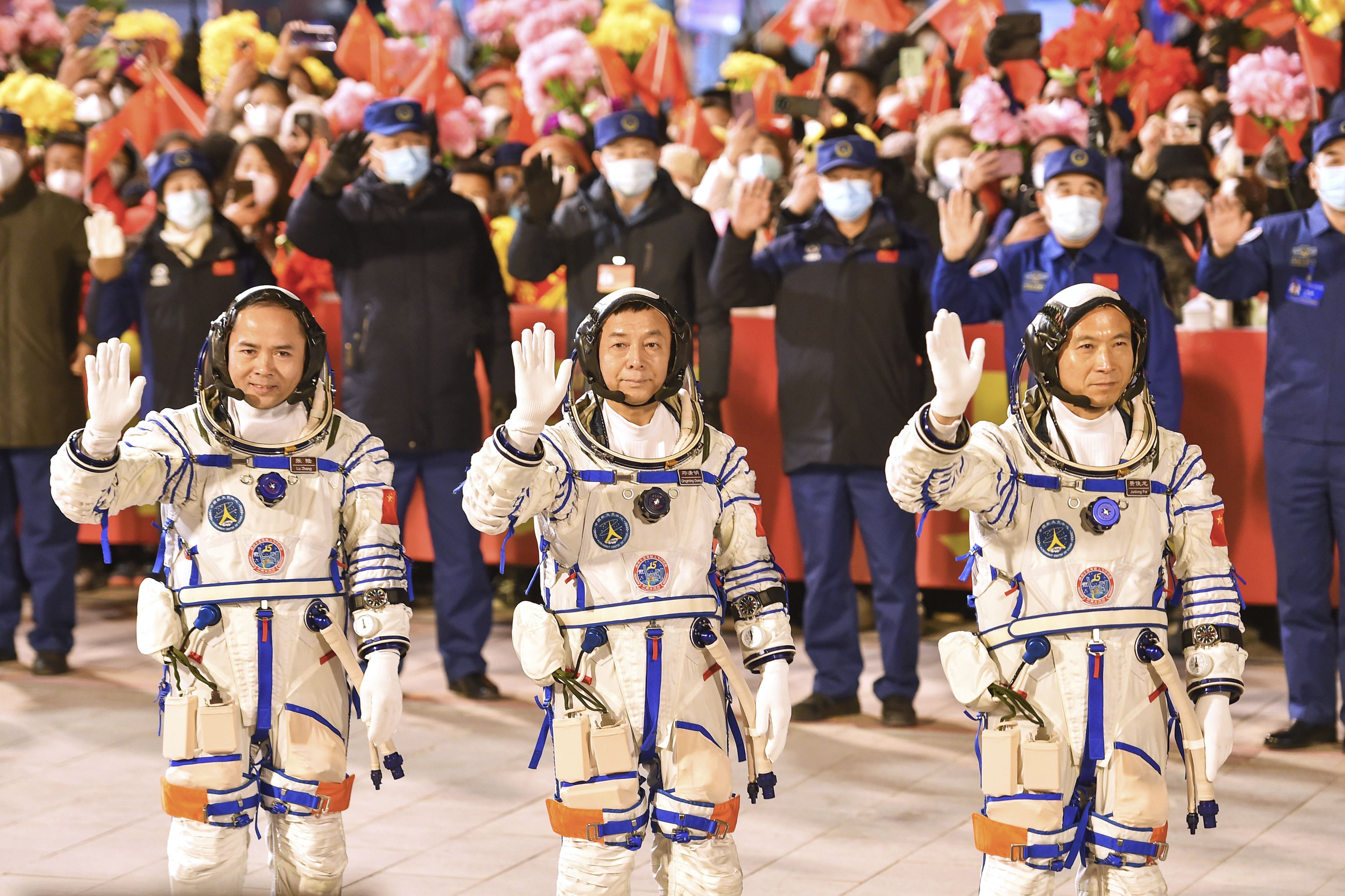 Tres astronautas chinos vuelven a la Tierra tras seis meses de misión