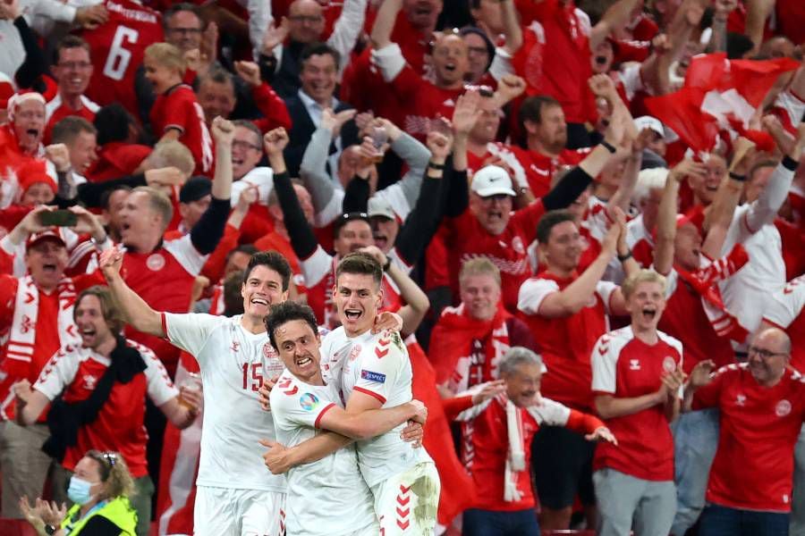 Dinamarca consiguió la clasificación a los octavos de final de la Eurocopa con una goleada sobre Rusia.