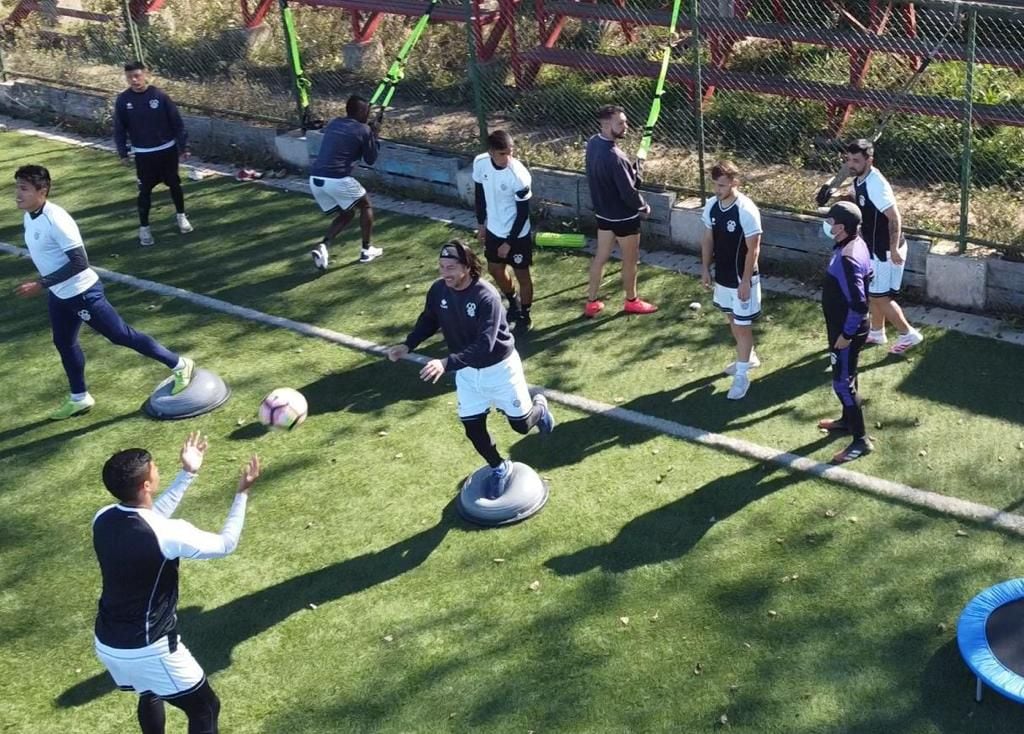 Jaime Valdés entrena con sus compañeros de San Antonio Unido.