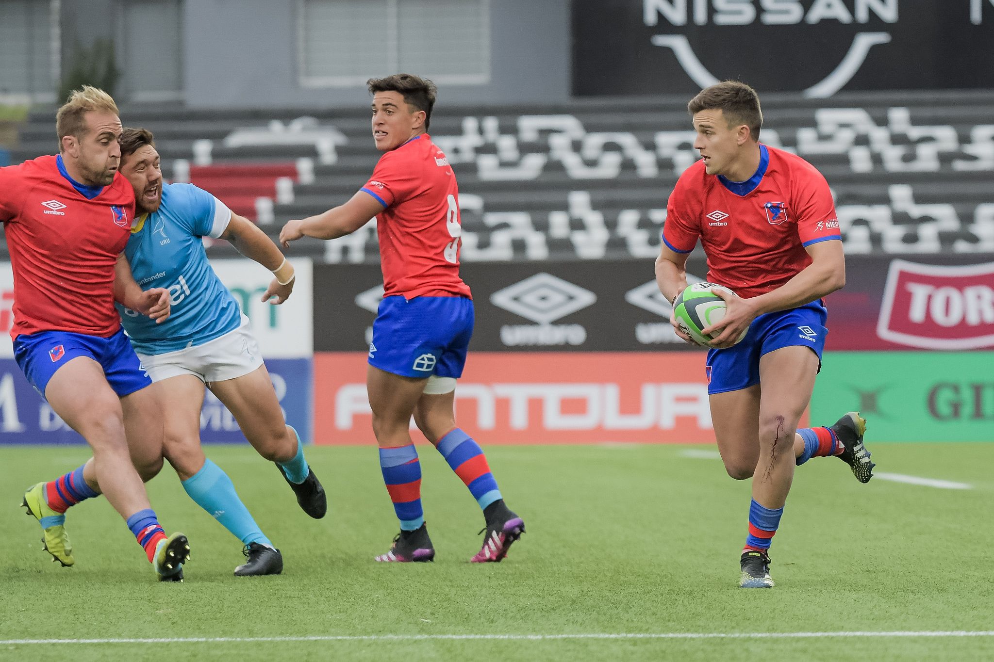 Un jugador de los Cóndores conduce el balón ante Uruguay, en un partido por el Clasificatorio al Mundial de Francia 2023. Foto: Cuenta Oficial de Chile Rugby.