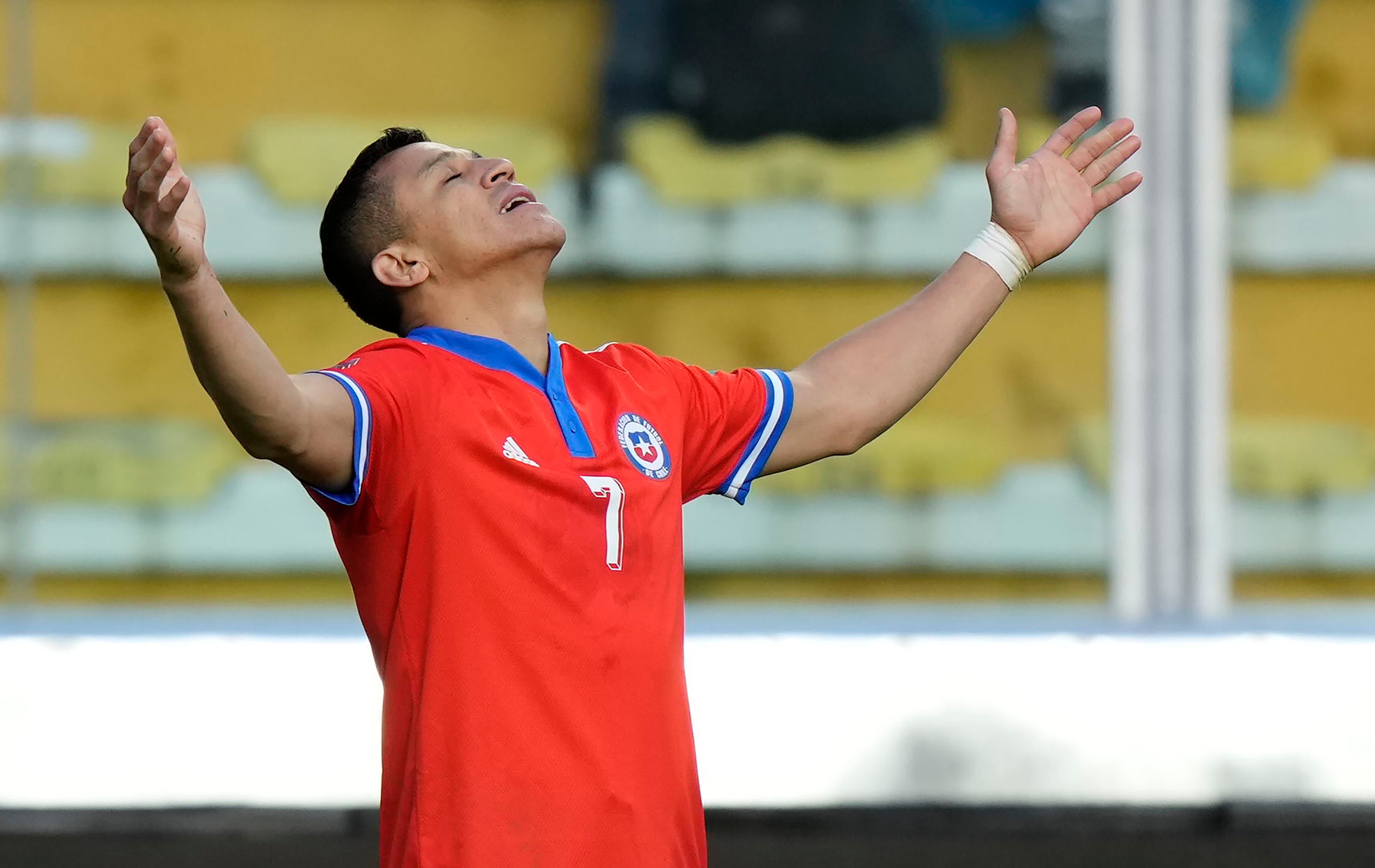 Alexis Sánchez celebra después de anotarle a Bolivia, en La Paz 