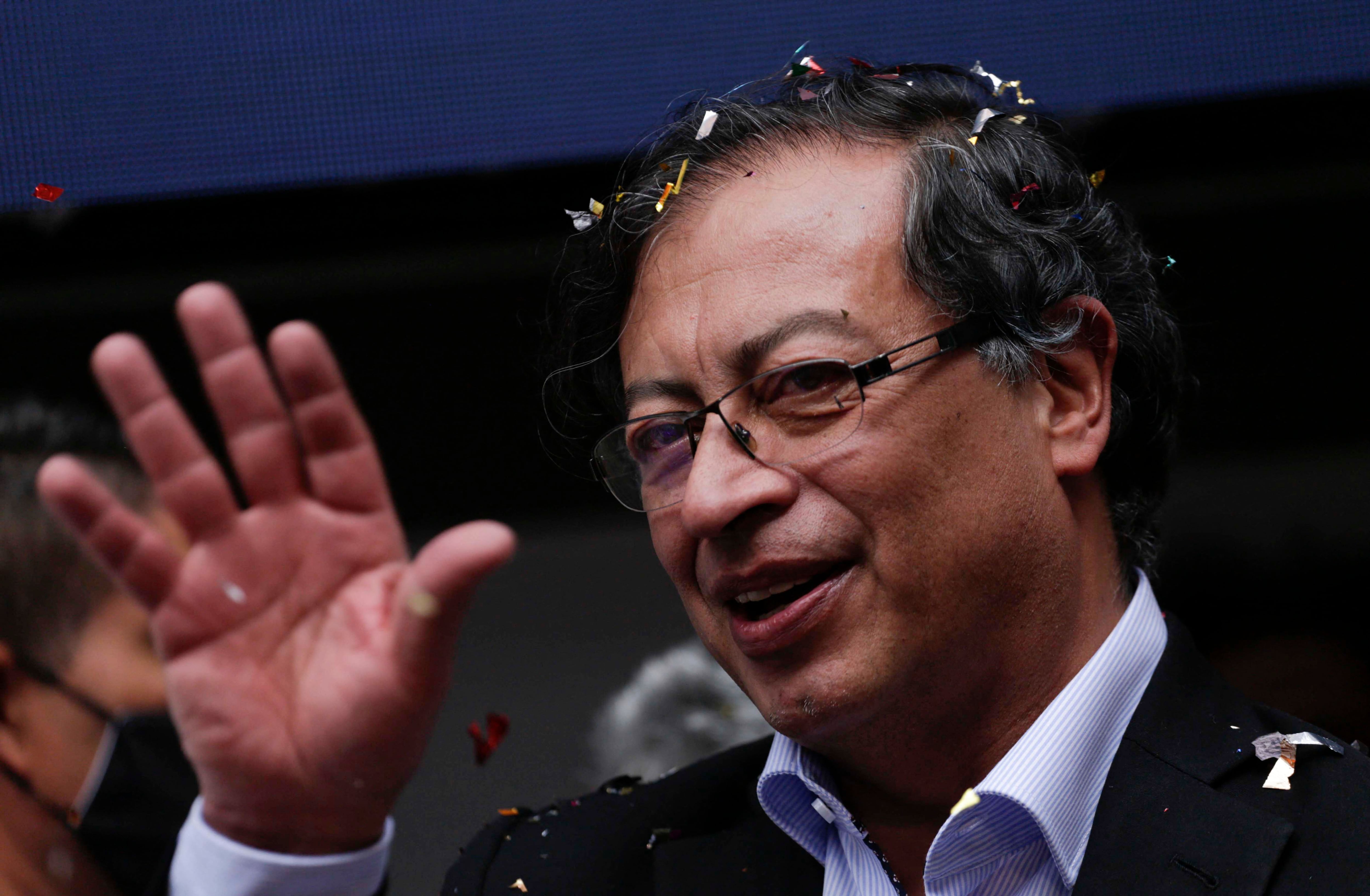 El abanderado por el Pacto Histórico, Gustavo Petro, luego de registrarse como candidato a las primarias de marzo en Bogotá. Foto: AFP.