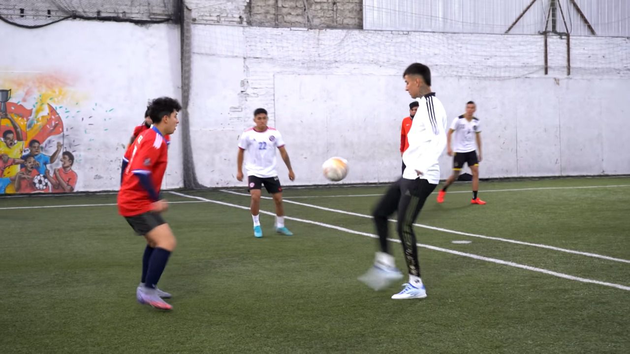 Erick Pulgar, en el duelo entre futbolistas y cantantes del género urbano.