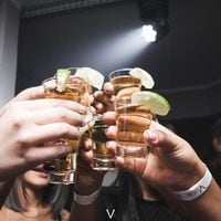 “Bebedores recurrentes”: adolescentes chilenos beben el doble que jóvenes de Colombia y Venezuela