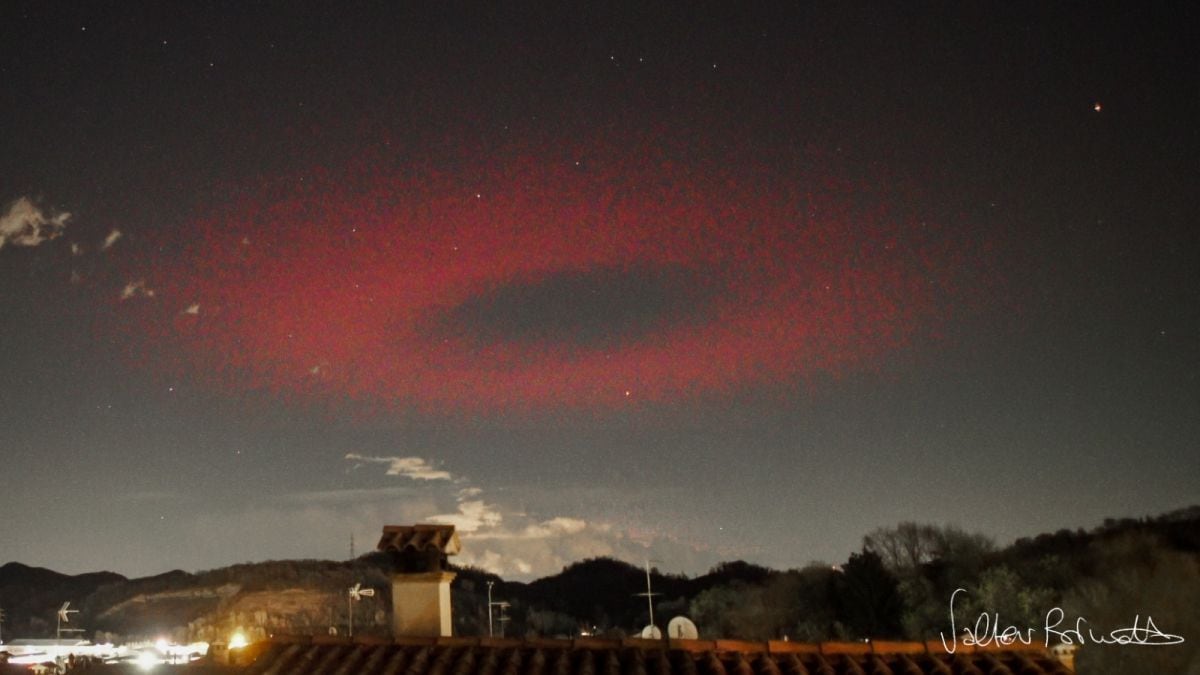 Un inquietante halo de luz roja parpadeó en el cielo como un ovni: ¿qué es este fenómeno?