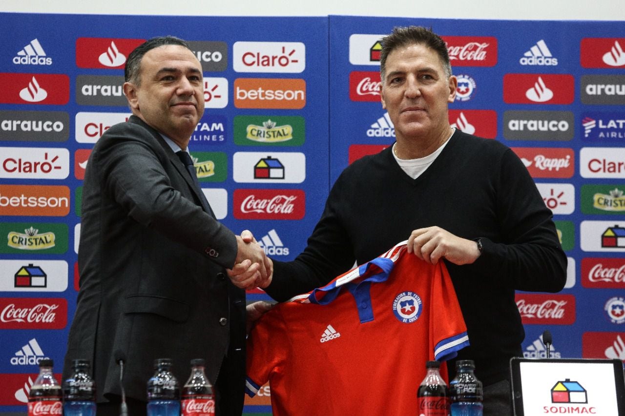 Berizzo posa con Francis Cagigao y la camiseta de la Roja