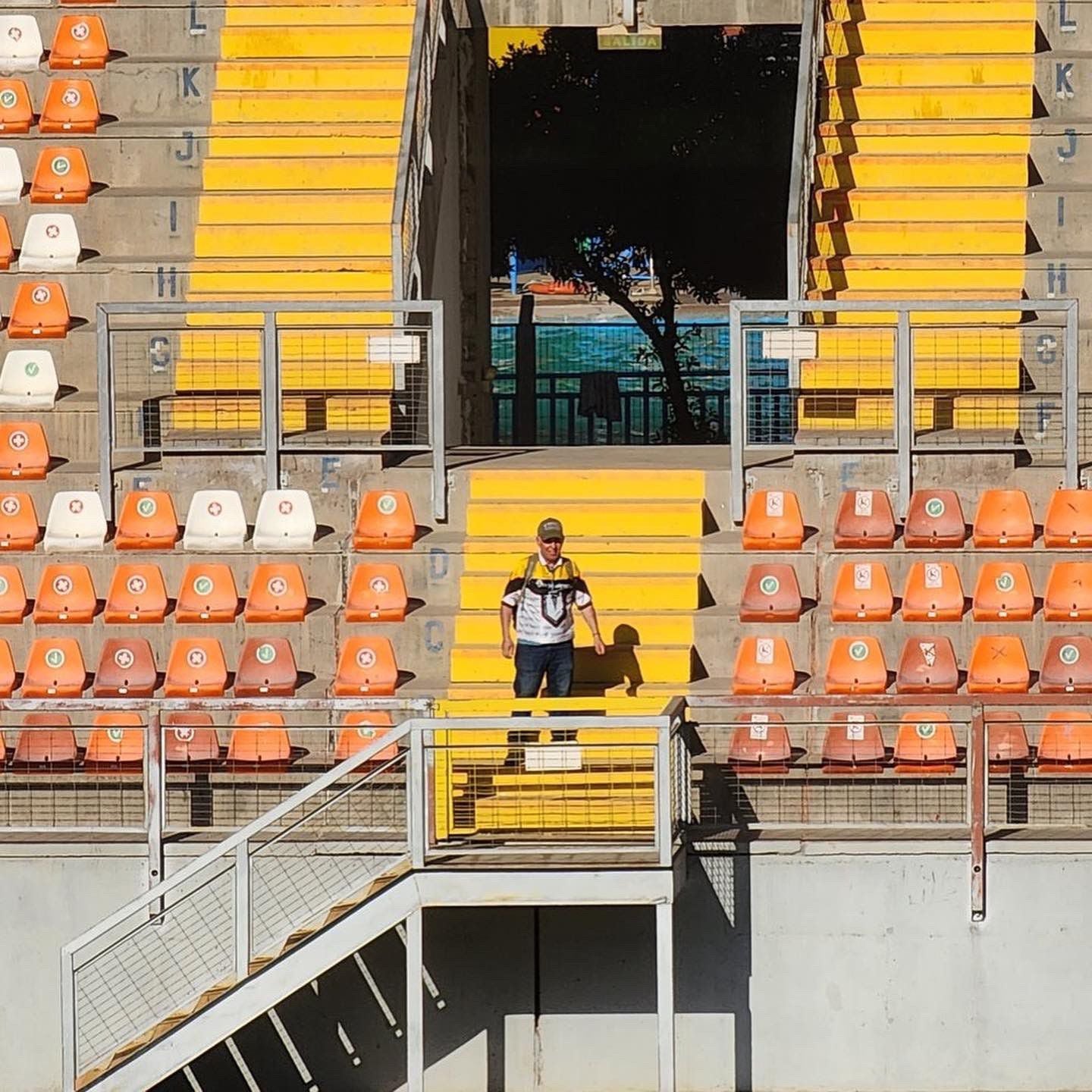 Hincha solitario de Santiago Morning. Foto  extraída de @AbranCancha8