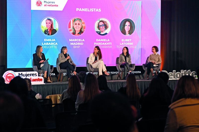 Emilia Labarca, de Deloitte; Marcela Madrid, de BHP; Elibet Latorre,  jefa de Desarrollo Organizacional de Toyota Chile , y Daniela Pardakthi, de Scotiabank.