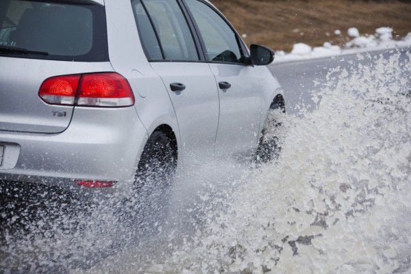 aquaplaning-cars-1024x683-600x400.jpg