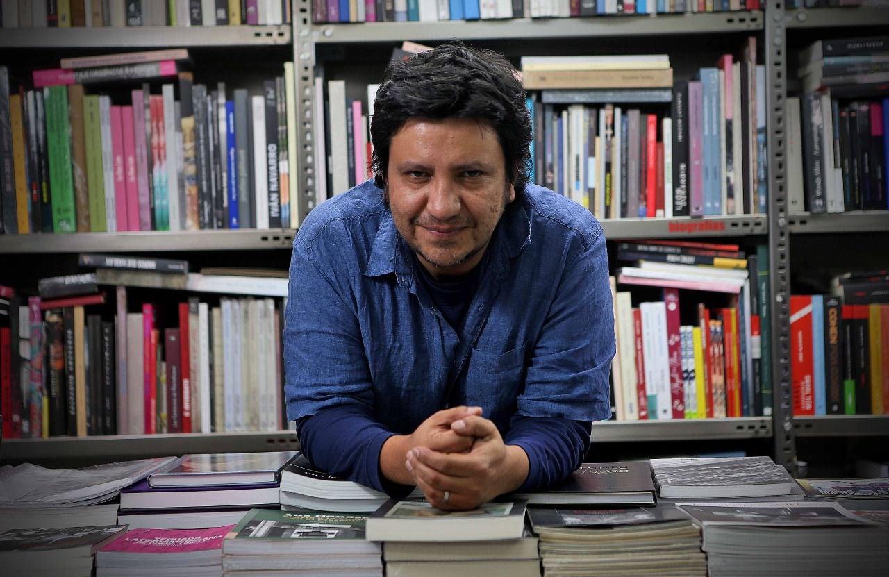 Alejandro Zambra: “La literatura siempre ha estado muy ligada al juego, y  eso ha sido muy importante para salvar nuestras cabezas en pandemia” - La  Tercera