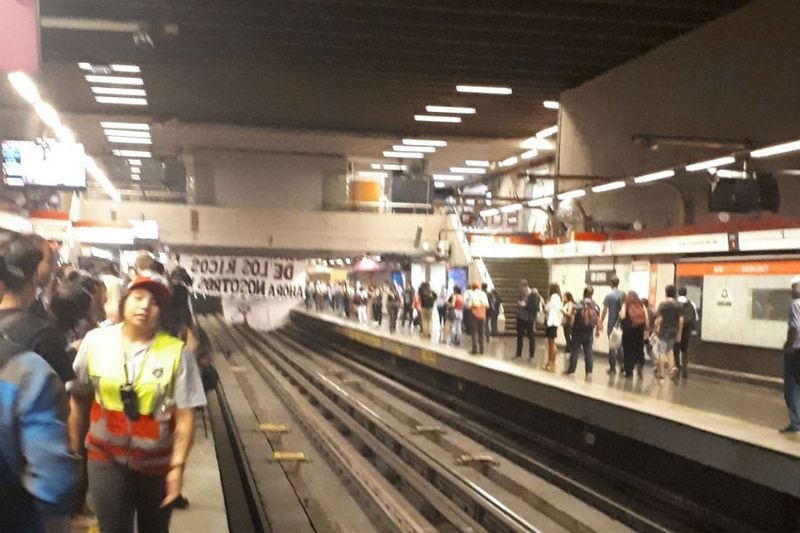 Metro interrumpe servicio en Línea 1 por manifestación dentro de estación  Los Leones - La Tercera