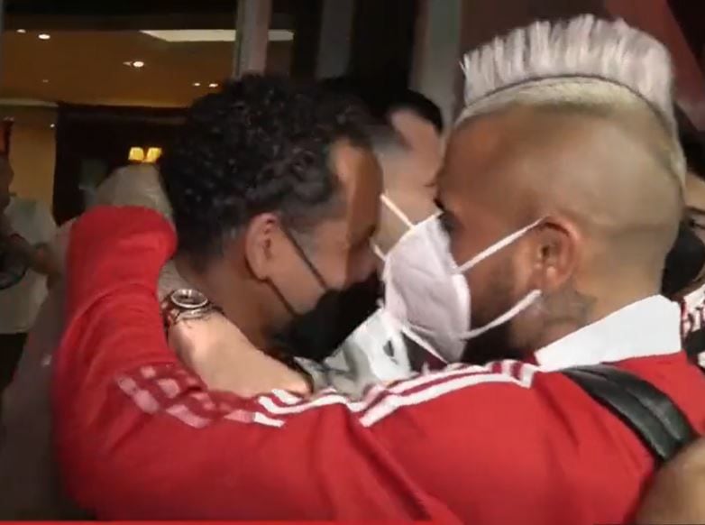 Jean Beausejour y Arturo Vidal se abrazan en la llegada del plantel de la Roja al hotel de concentración en Brasil.