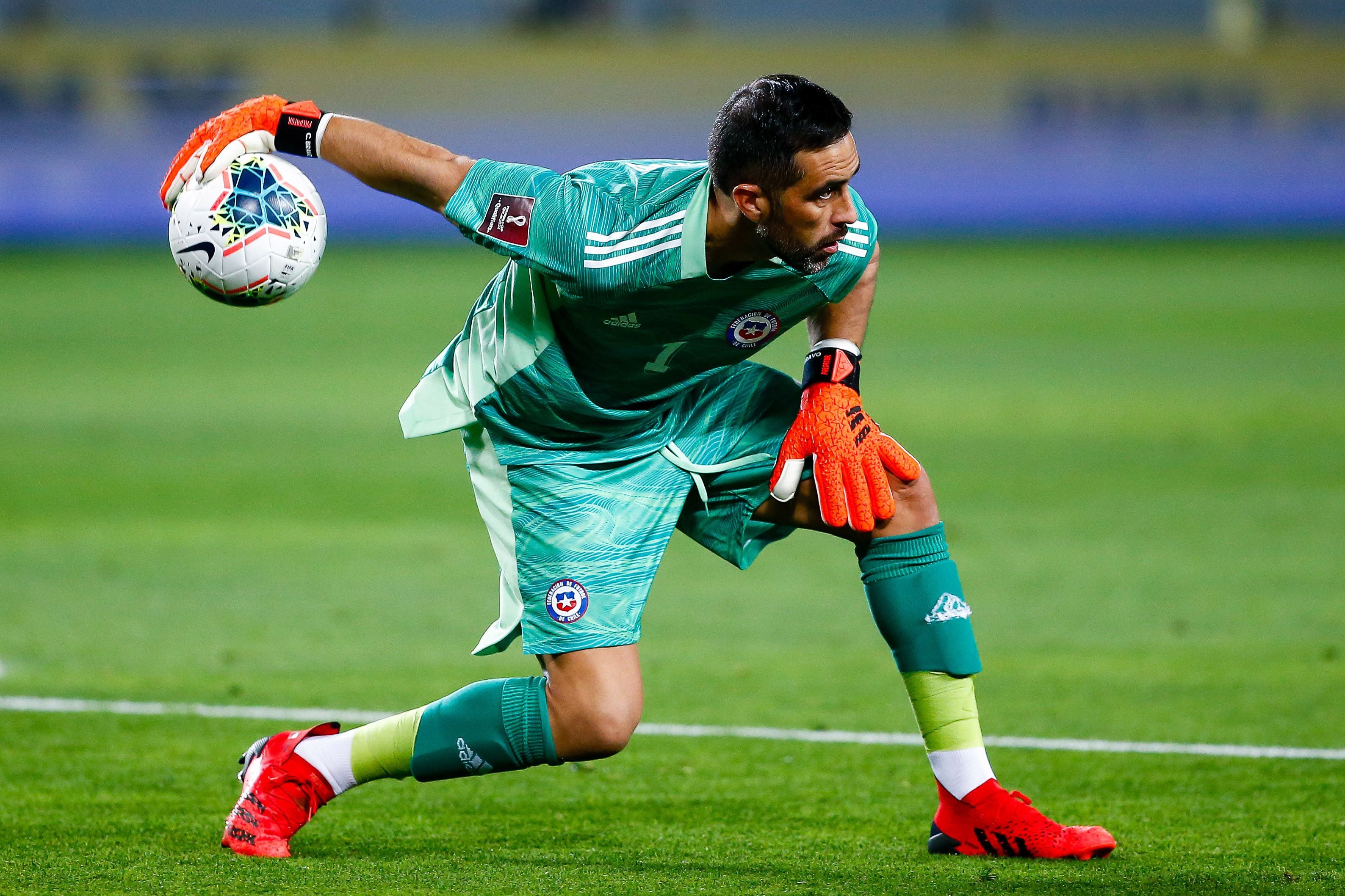 Claudio Bravo, en un duelo de la Selección.