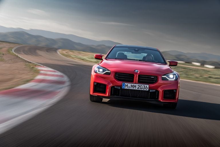 BMW M2 2023: 460 caballos, cambio manual y tracción trasera