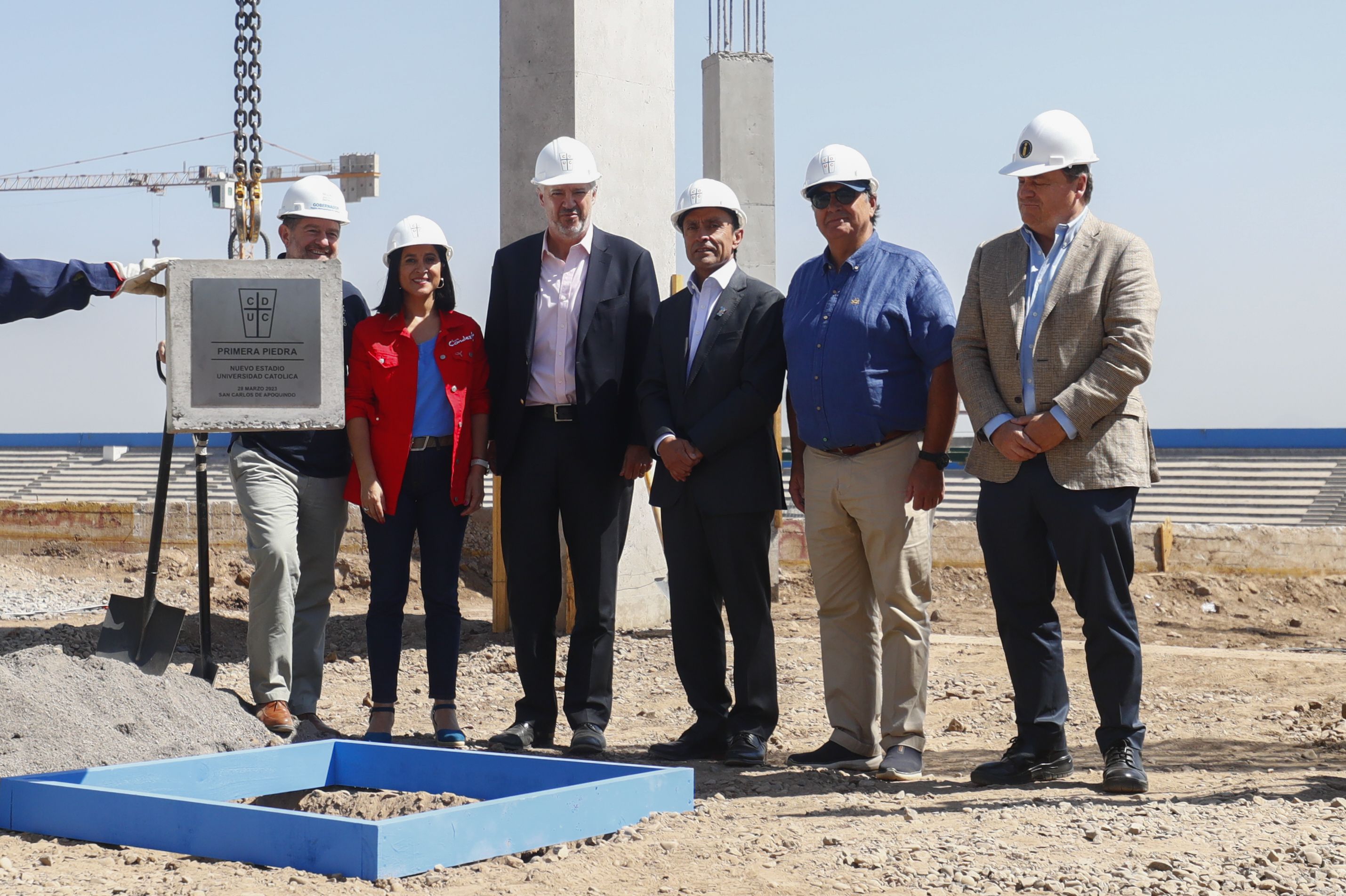 Juan Tagle lidera la colocación de la primera piedra del nuevo San Carlos de Apoquindo.