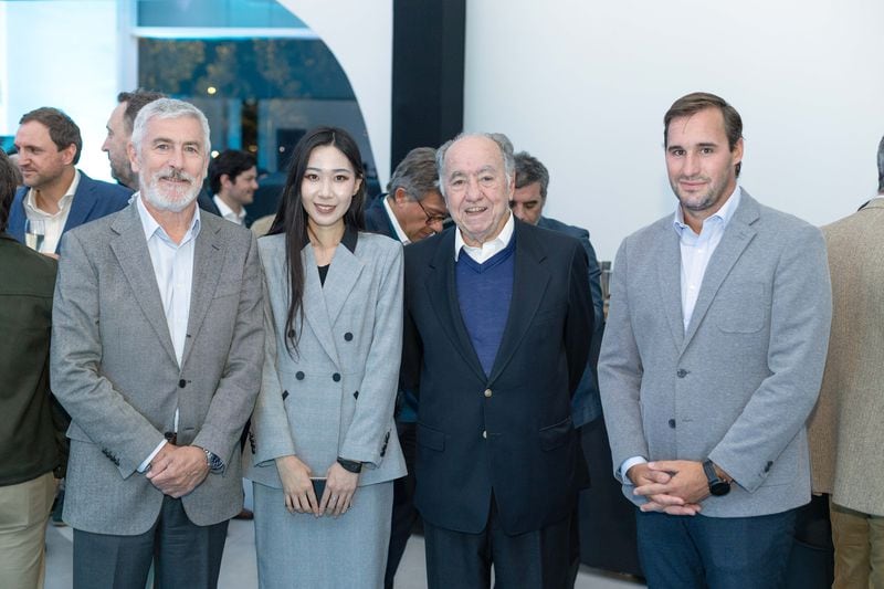 José Saval, gerente general Astara Latam; Leire Zhang, Marketing Manager BYD America; Juan Eduardo Errázuriz, presidente ejecutivo de Sigdo Koppers y presidente de Astara Latam, e Ignacio Bengoechea, gerente general Automotriz en Astara Chile.