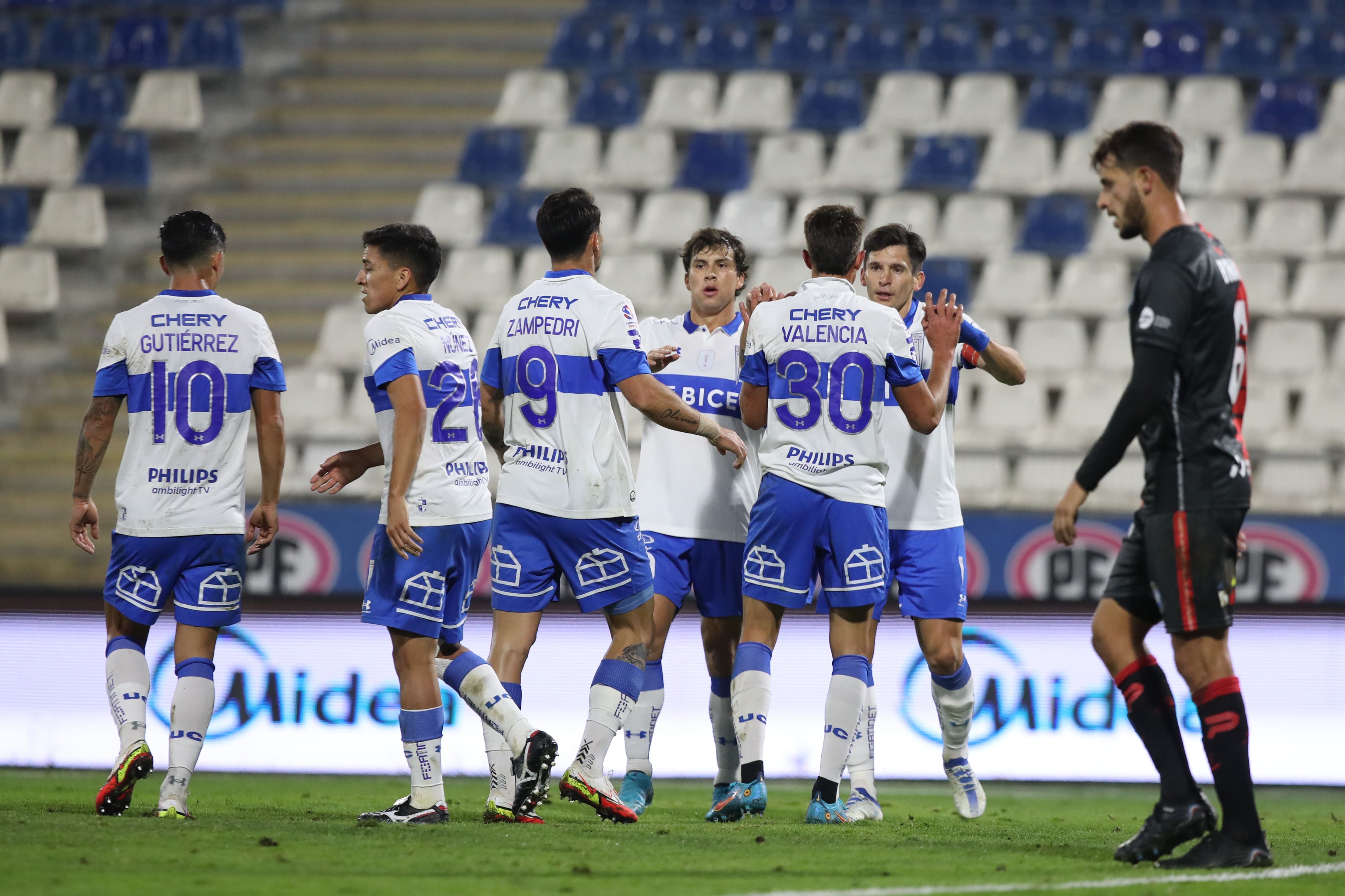 Diego Valencia anota y celebra el 1 a 0 de Universidad Católica ante Deportes Antofagasta.