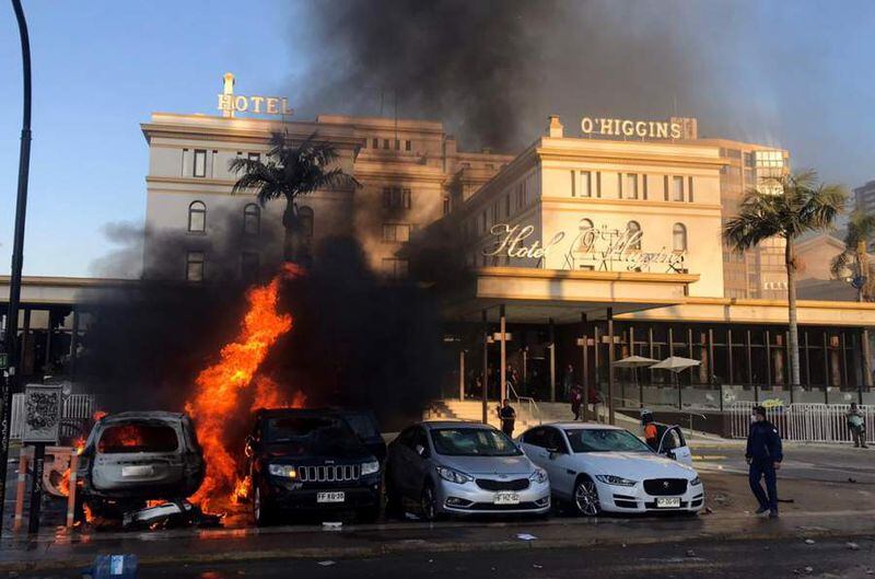 VIÑA DEL MAR: Queman autos fuera del Hotel O´Higgins