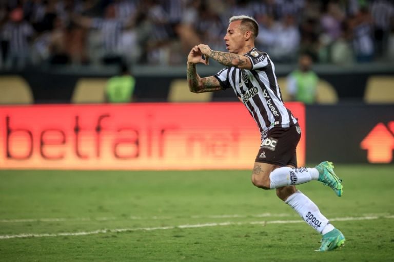 Eduardo Vargas festeja una conquista para el Atlético Mineiro.