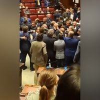 Estalla una batalla campal entre diputados en el Parlamento italiano