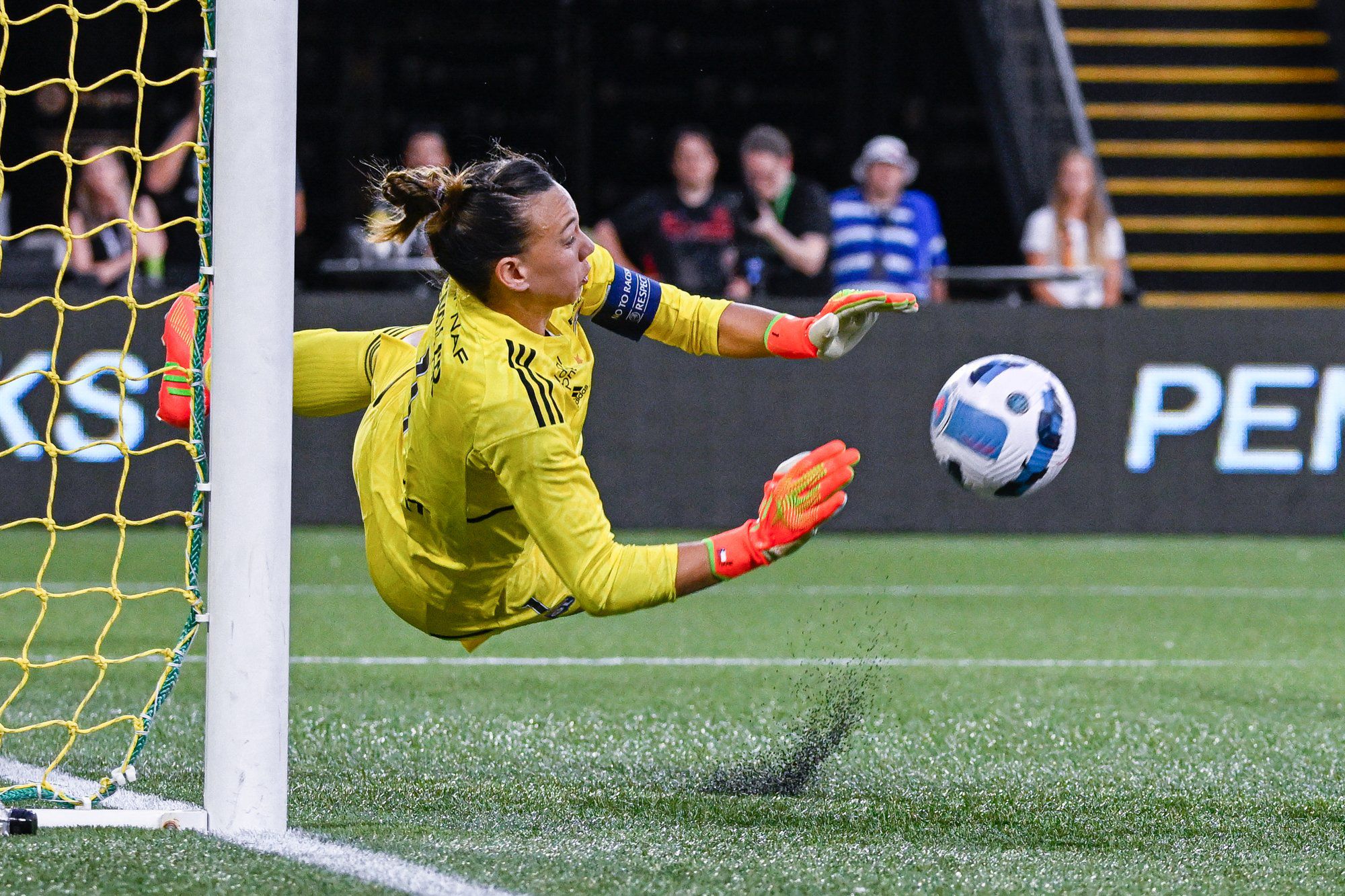 Endler evita el remate y le da la victoria a su escuadra. FOTO: @OLfeminin / Twitter.