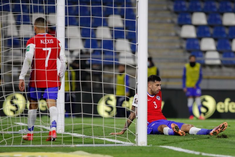 Alexis Sánchez y Guillermo Maripan reflejan la desazón de Chile tras el empate ante Bolivia, por las Eliminatorias, en San Carlos de Apoquindo.