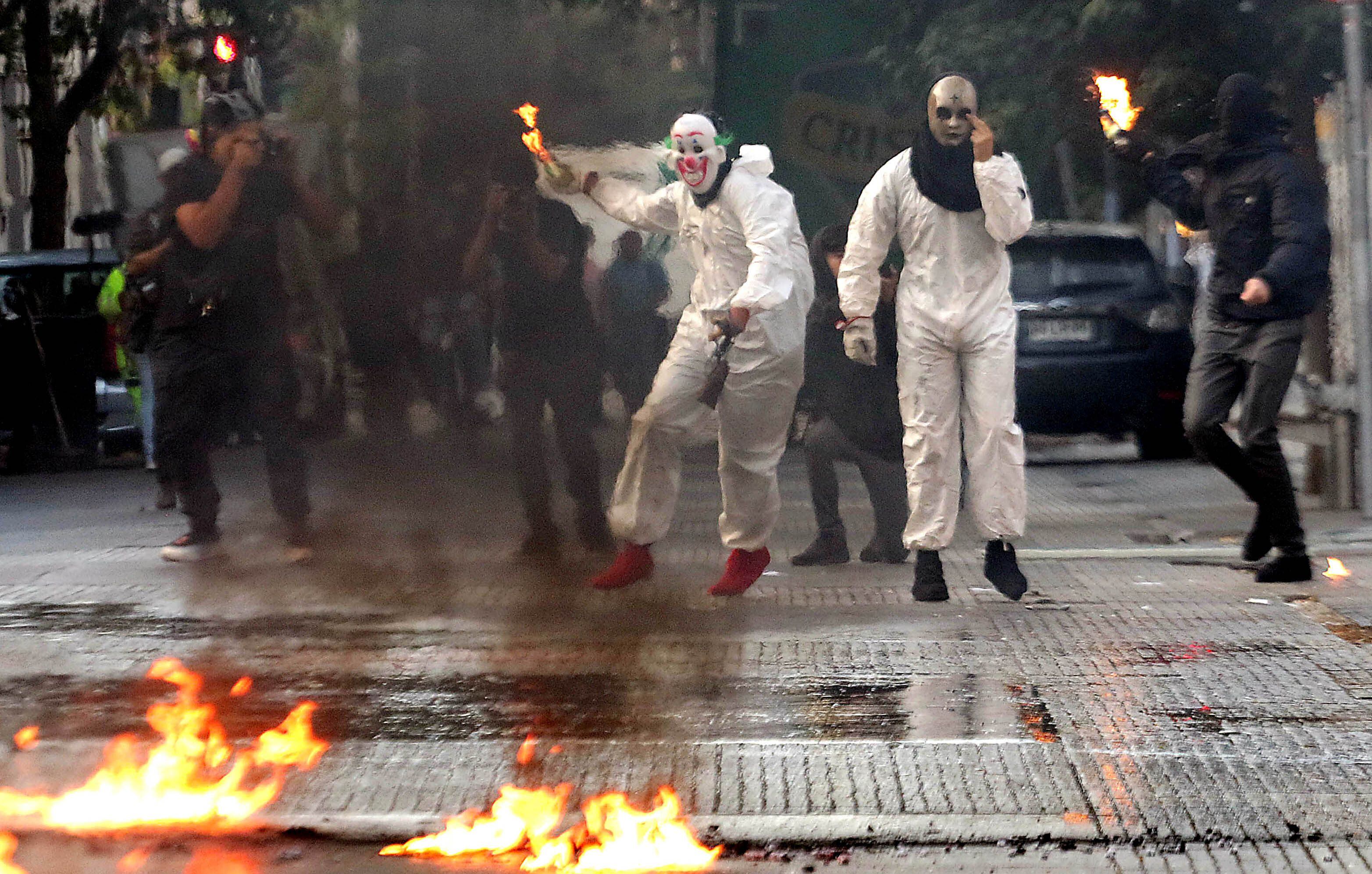 Nueva jornada de violencia: encapuchados inician fuego en el Instituto Nacional