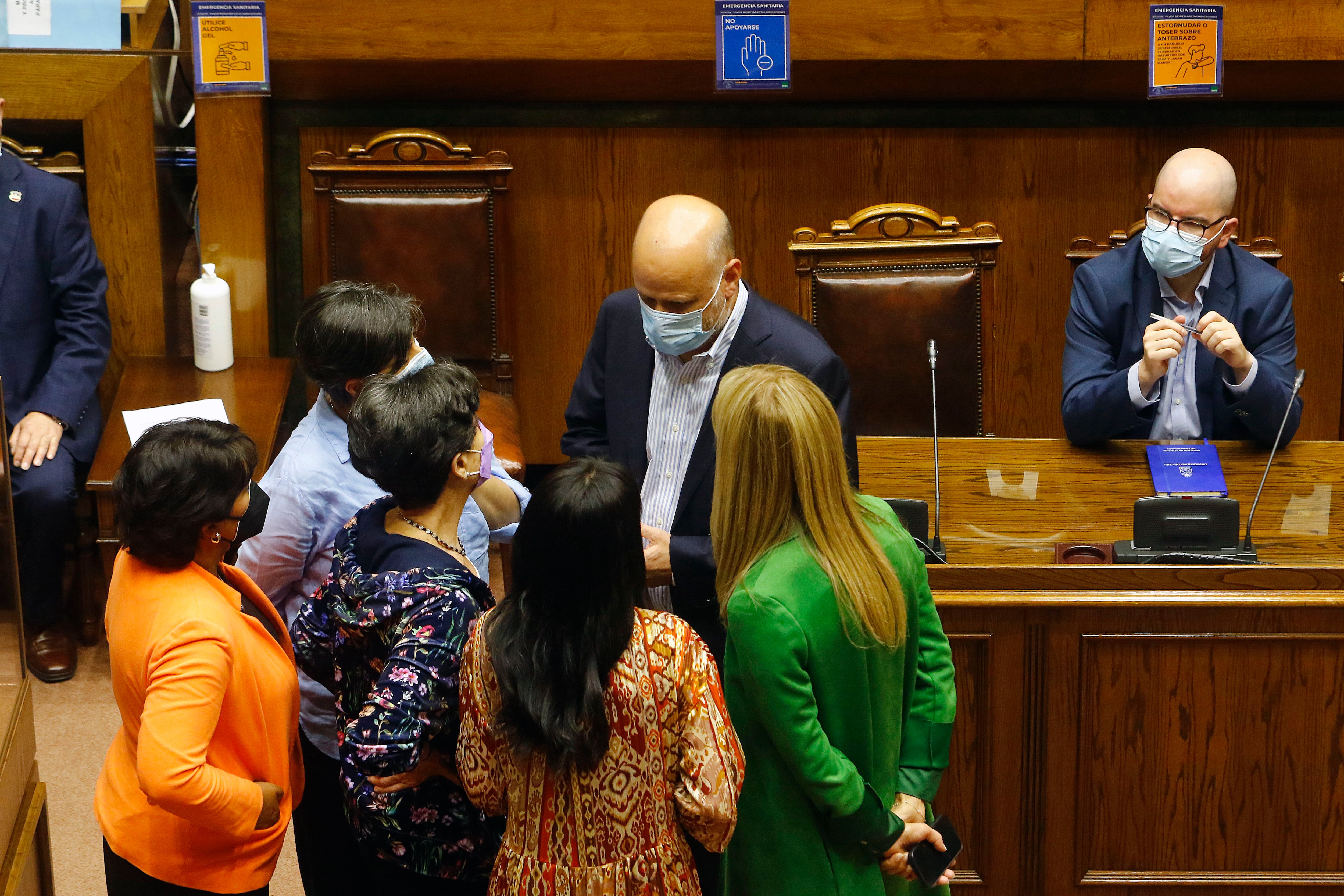 “Destructor de instituciones democráticas”: las duras críticas oficialistas que recibió el ministro Jackson en el Senado durante discusión de prórroga del estado de excepción