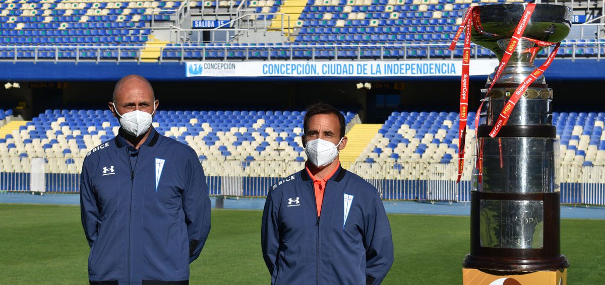 Paulucci y Fuenzalida, junto al trofeo de la Supercopa. FOTO: @Cruzados / Twitter.