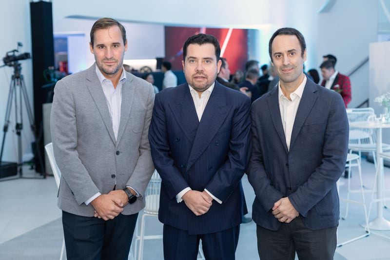 Ignacio Bengoechea, gerente general Automotriz Astara Chile; José Miranda, director de Marketing y Comunicación en BYD Américas; y Cristián Garcés, gerente general BYD Auto Chile.