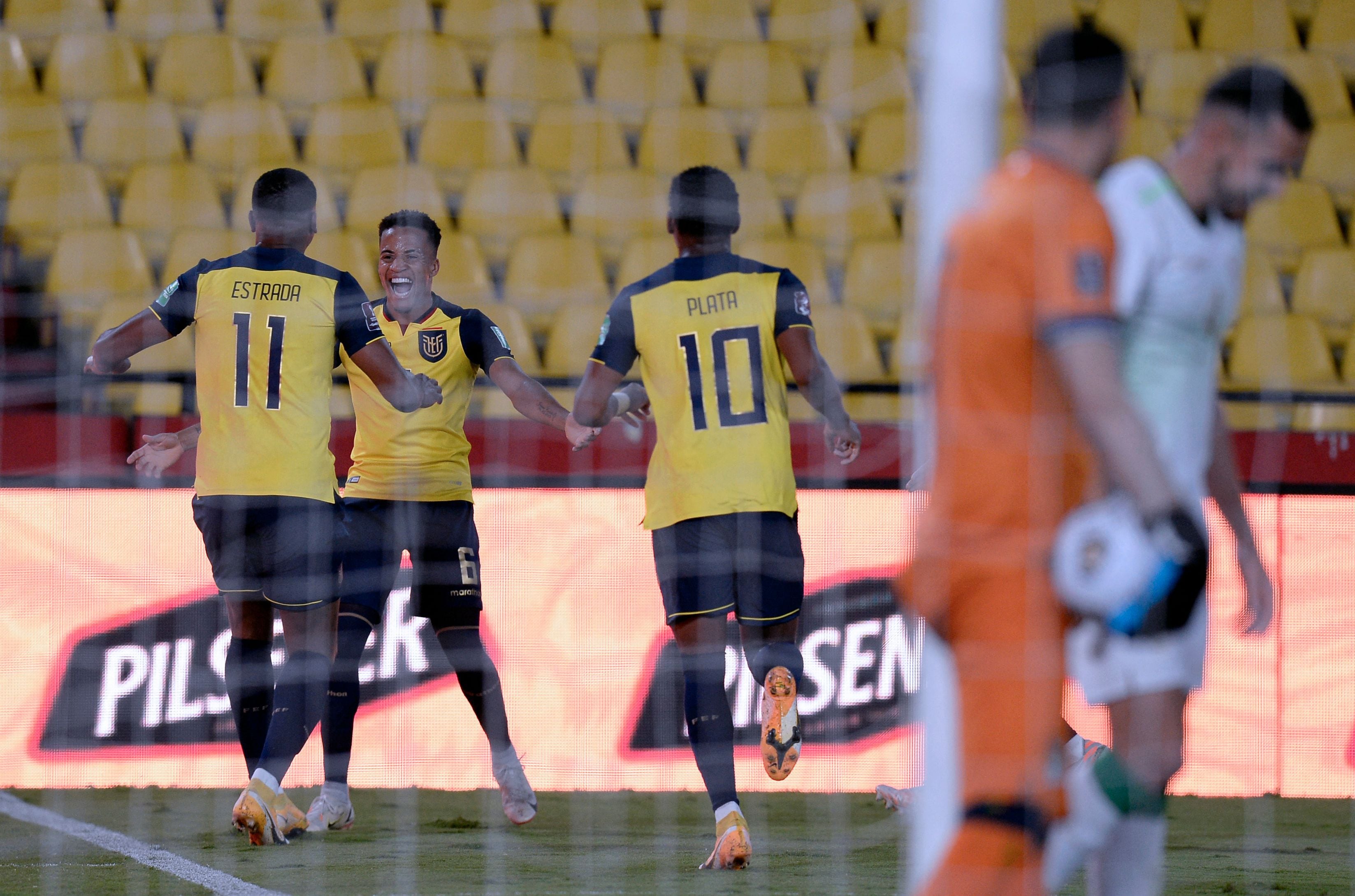 Byron Castillo celebra con Michael Estrada y Gonzalo Plata el gol que el segundo le marcó a Bolivia