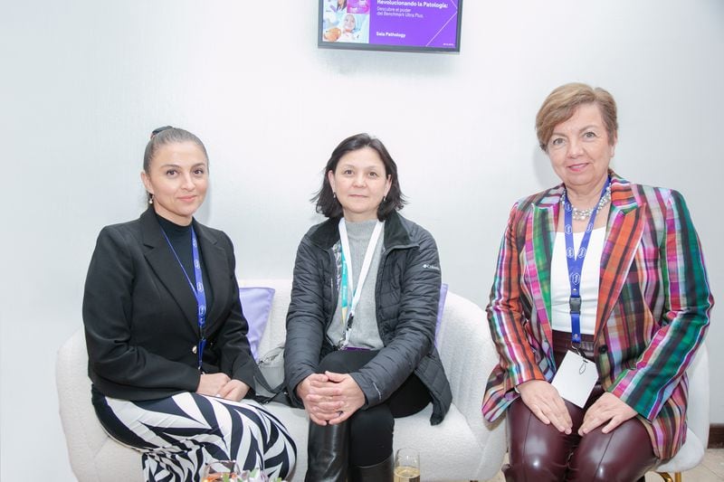 Leyla Vivar, de Laboratorio Roche; Marcela Shultz, de Clínica Alemana, y Mónica Soto, gerente comercial de Roche Chile.