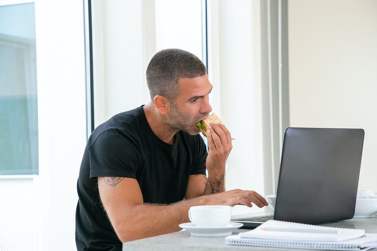 Comer en el computador