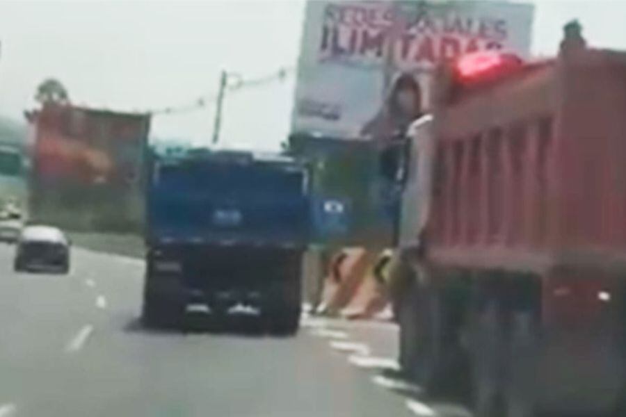 Caravana de camiones Tolva provoca gran congesti n por Vespucio