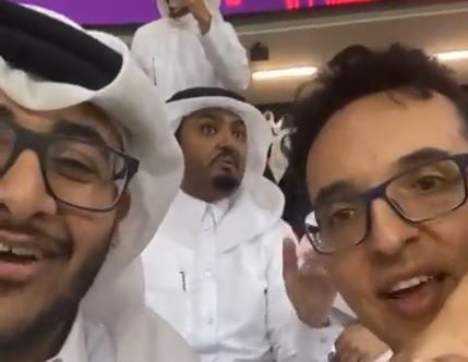 La reconciliación entre los hinchas de Qatar y Ecuador que discutieron en el estadio.