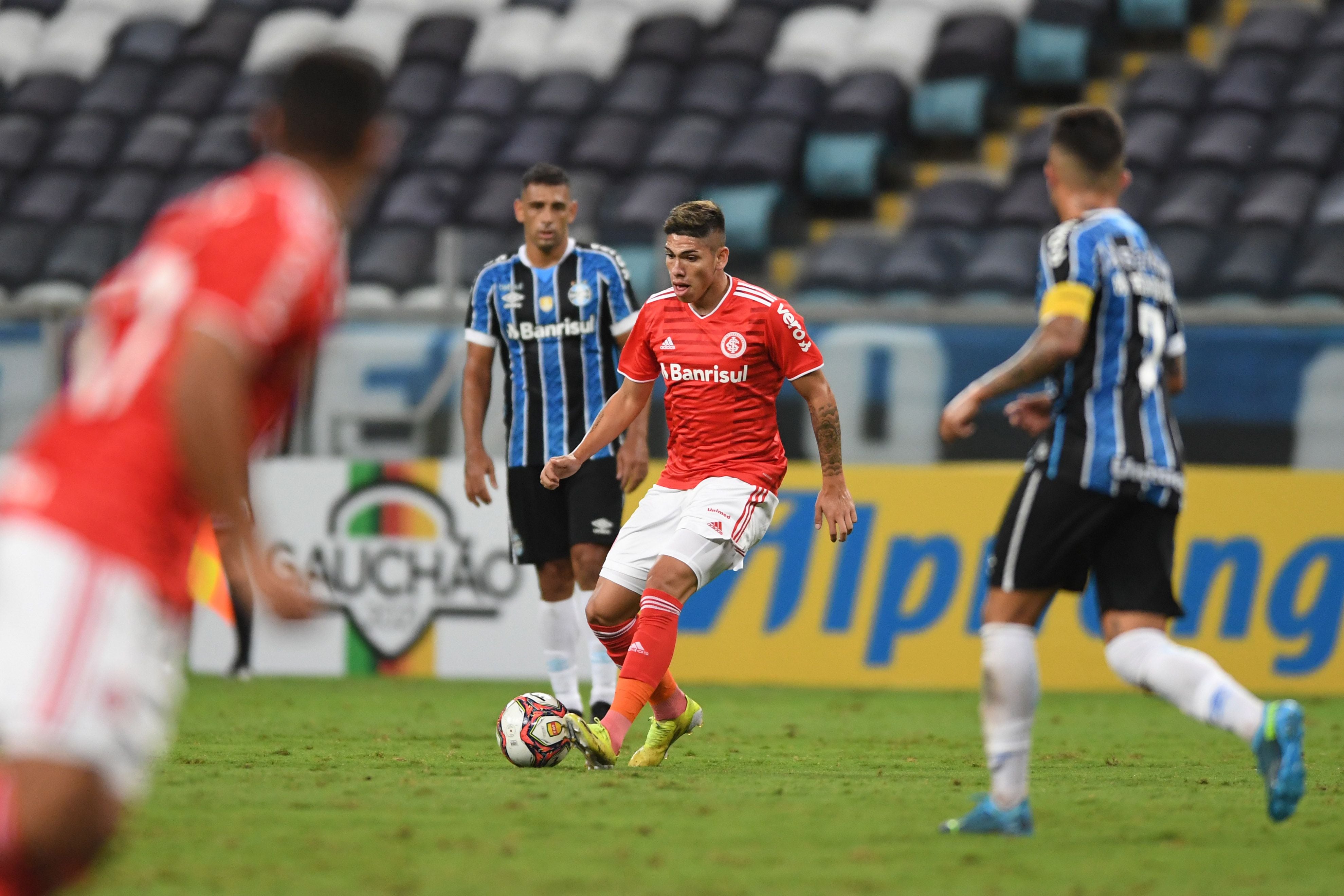 Carlos Palacios enfrentó a César Pinares en el clásico Gaúcho entre Inter de Porto Alegre y Gremio.